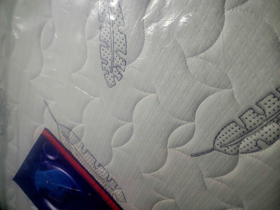 Продам большое декаротивное дерево в 2 метра пушистое есть 2 дерева