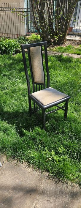 Здрави пластмасови и дървени столове