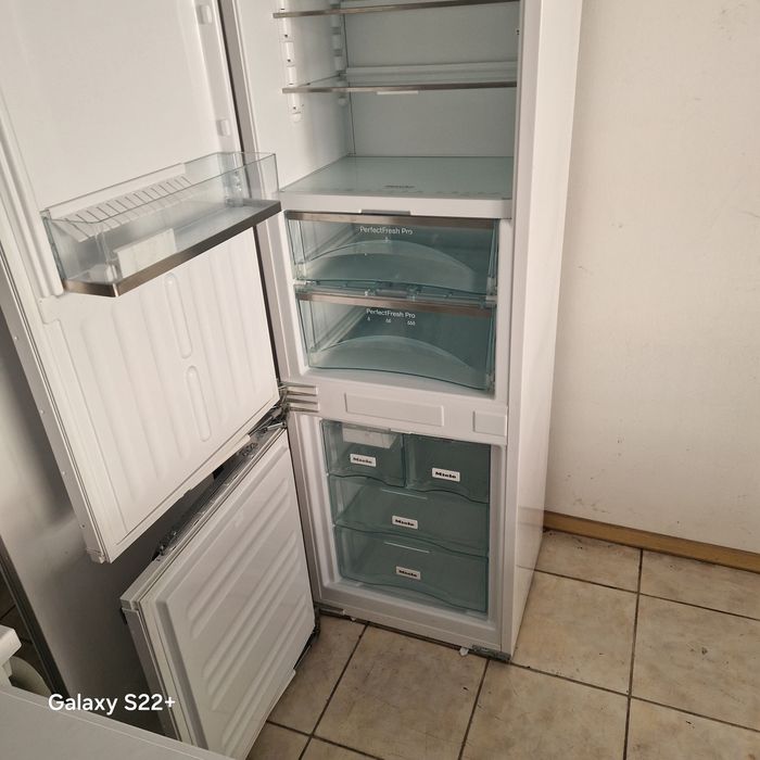 Хладилник за вграждане MIELE 177см.