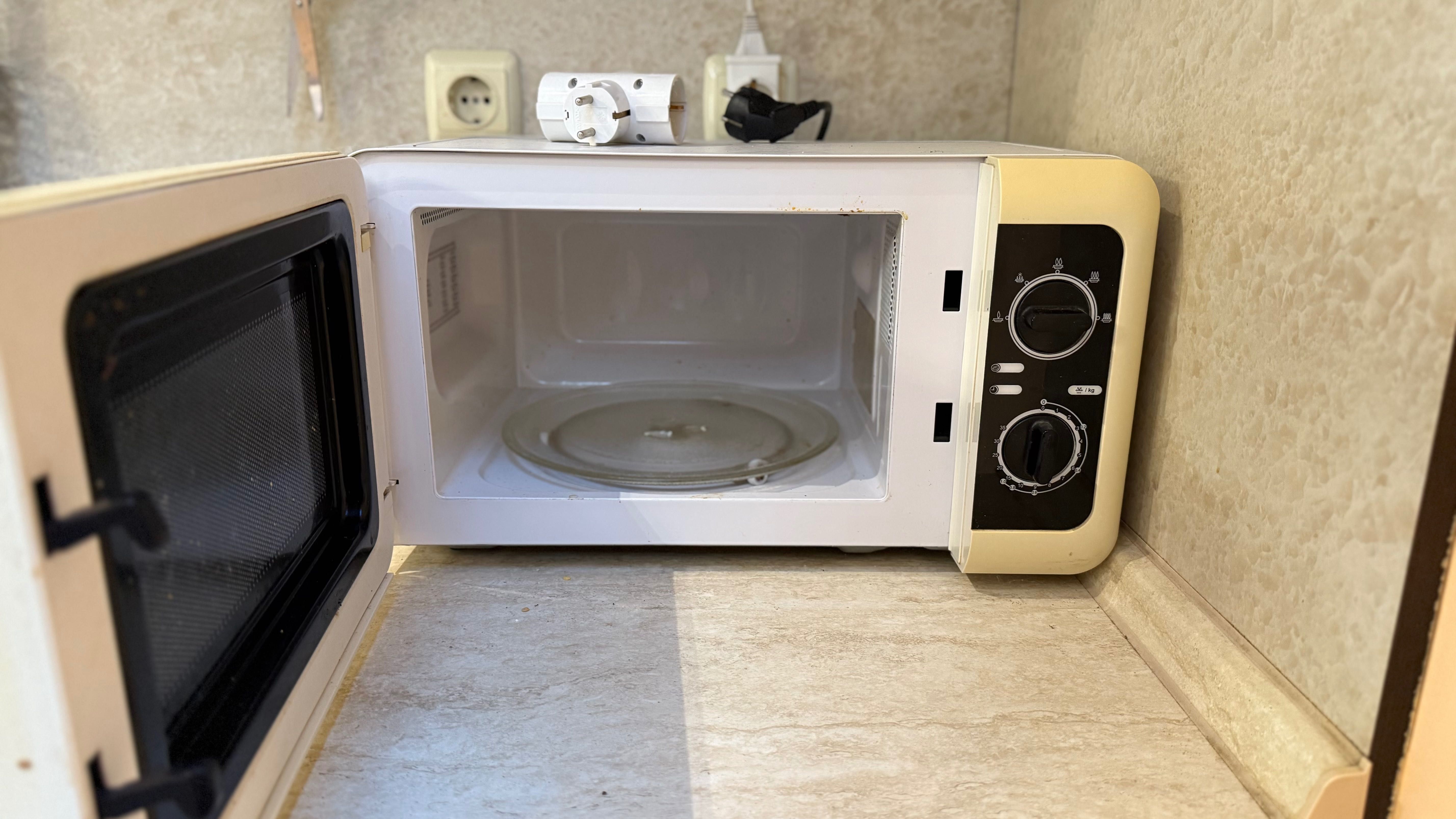 Микровълнова фурна Carrefour + бонус кана Braun