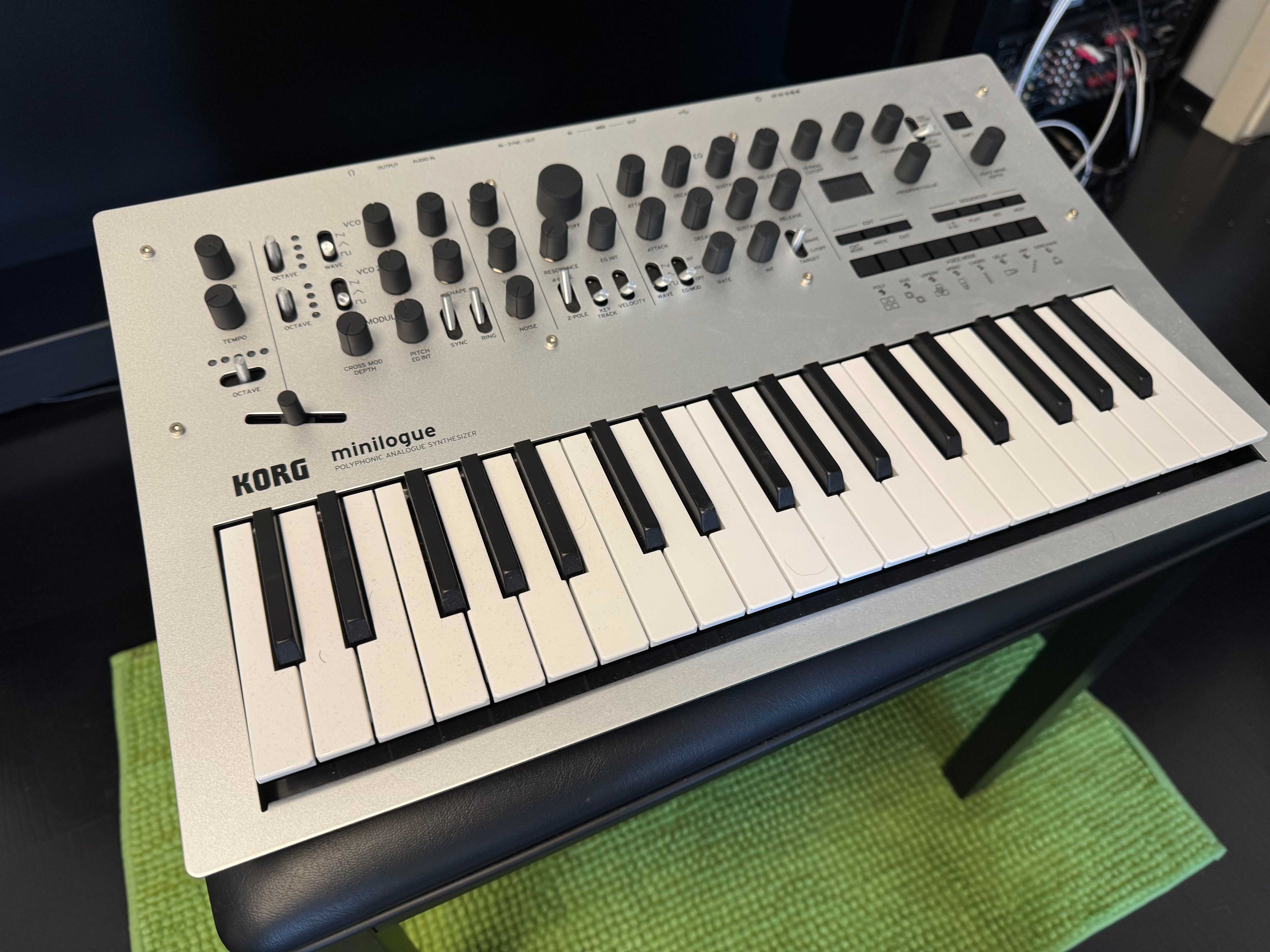 Korg Minilogue аналогов синтезатор - чисто нов