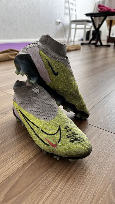Футбольные бутсы Nike Phantom GX
