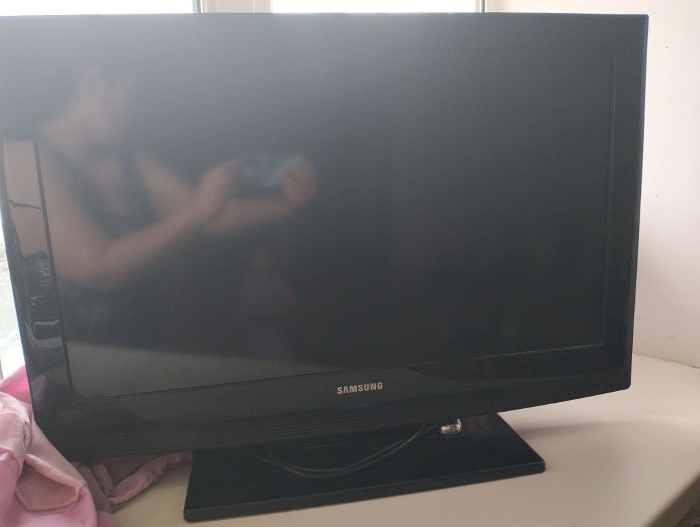 Телевизор черного цвета