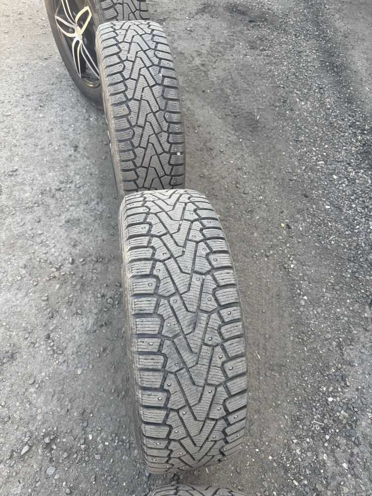 Продам комплек зимних шин с дисками  R17  225/60