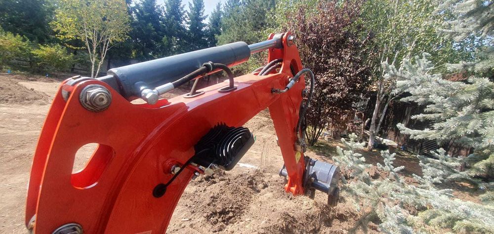 Vând miniexcavator Lukton motor 2 timpi, optional si remorcă