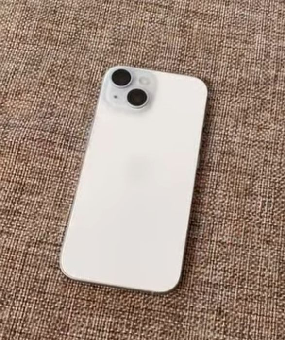 iPhone 15 256 GB в состоянии среднее, на стекле глубокие царапины,