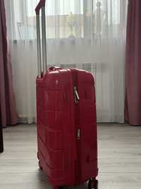 чемодан в малино- розовом цвете.(новый)