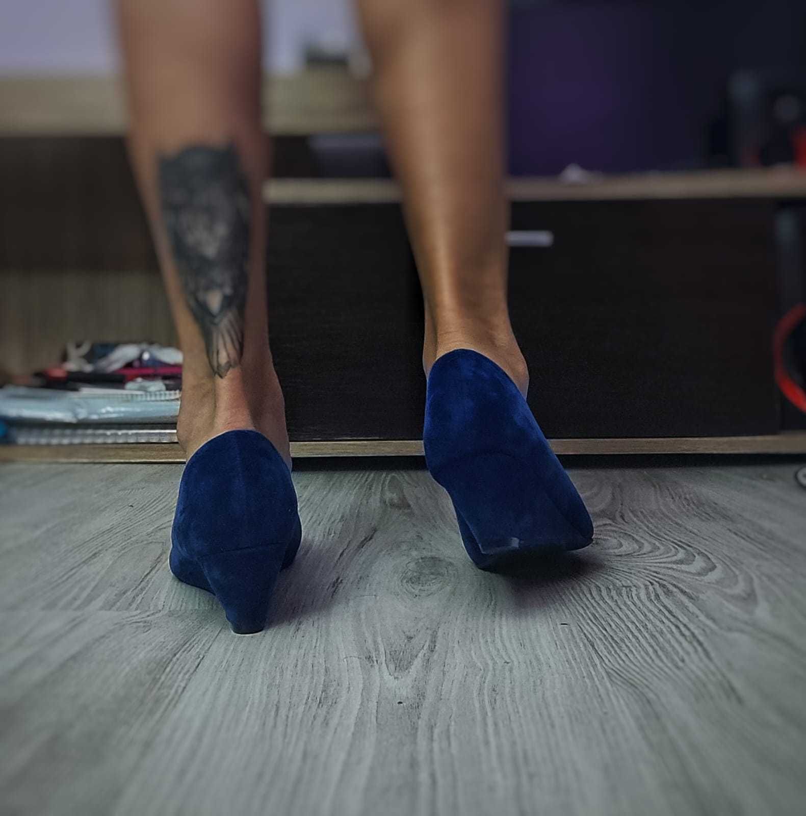 Pantofi albastri de catifea