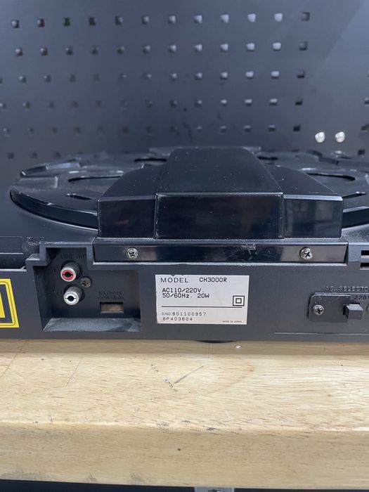 Cd player CEC ch 3000r 5 disk functional ( lipsa capac geam crapat)