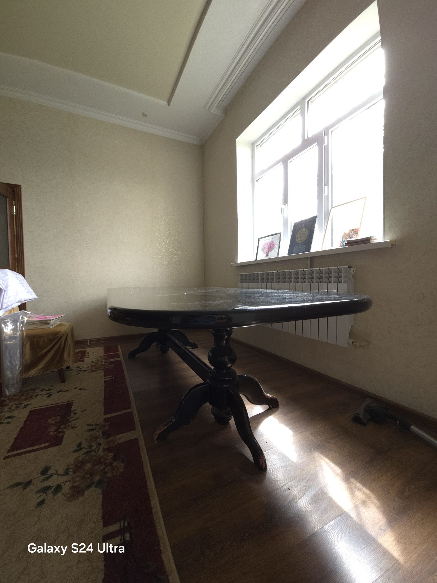 Стол,қара түсті,ұзын.