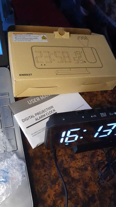Ceas cu radio , proectie , temperatura ,.umiditate