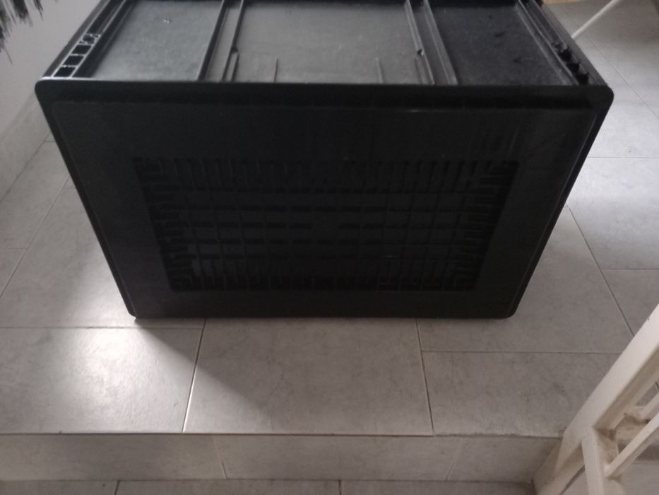 Vând ladă plastic cu capac sau fără pentru depozitare.