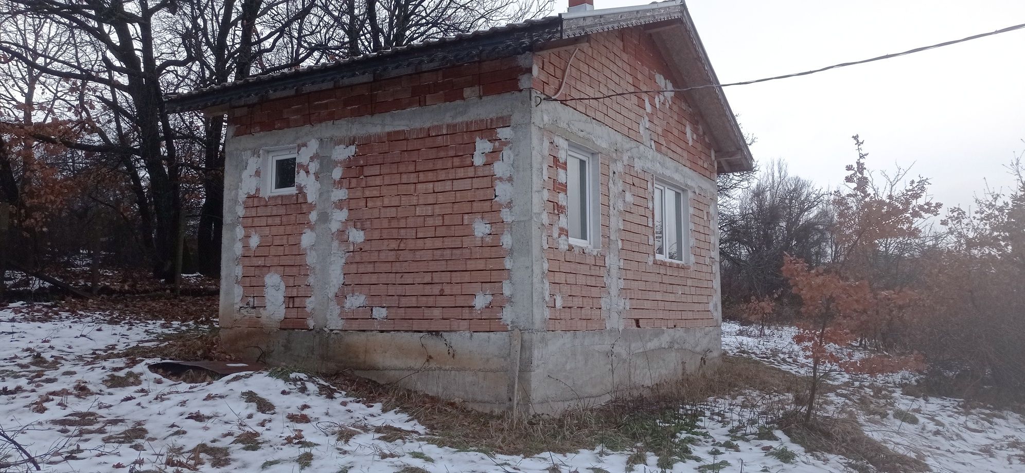 Малка къща със голямо дворно място .