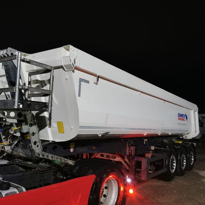 Volvo EEV 460 și semiremorcă schmitz bascula