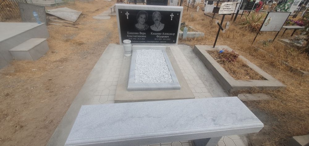 Памятники на кладбище