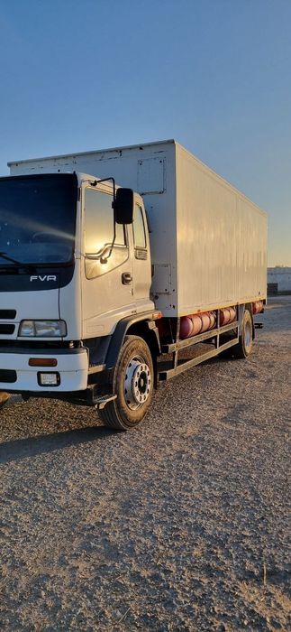 Isuzu yuk mashinasi sotiladi.