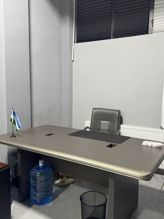 Офисные мебели и телевизор