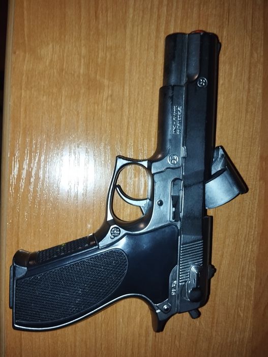 Пистолет стреляющий пистонами