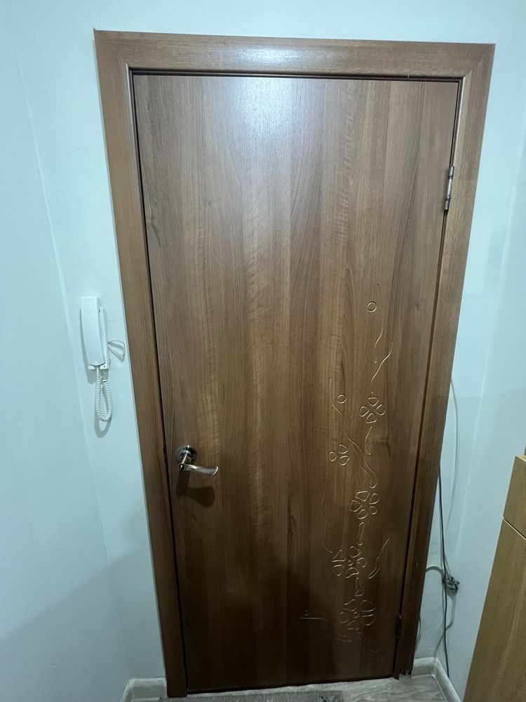 Продам деревянную внутренню входную дверь