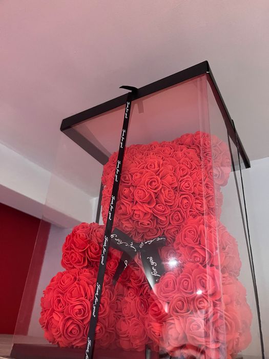 Декоративно мече от червени рози