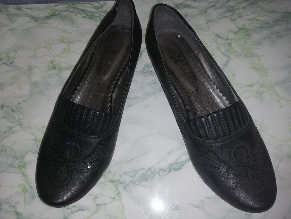 Туфли женские, 40размер, чёрные, на низкой платформе.