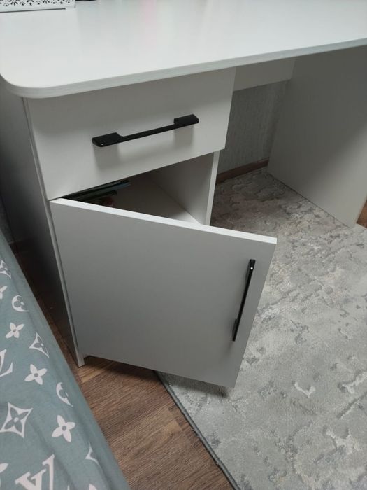 Продаётся письменный стол