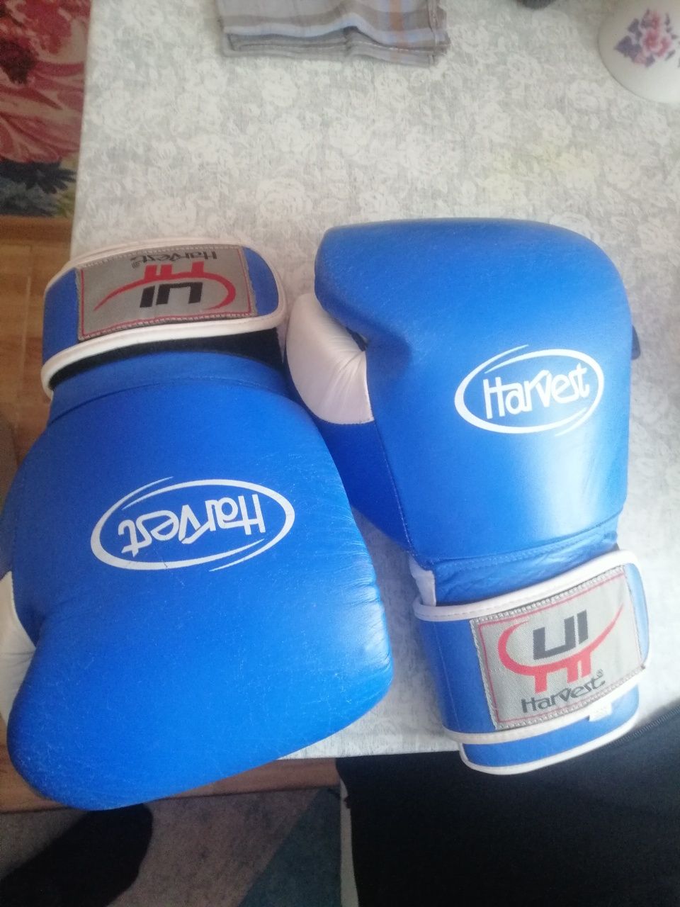 Очень срочно Продам боксёрские перчатки и шлем + (бандаж + бинты)