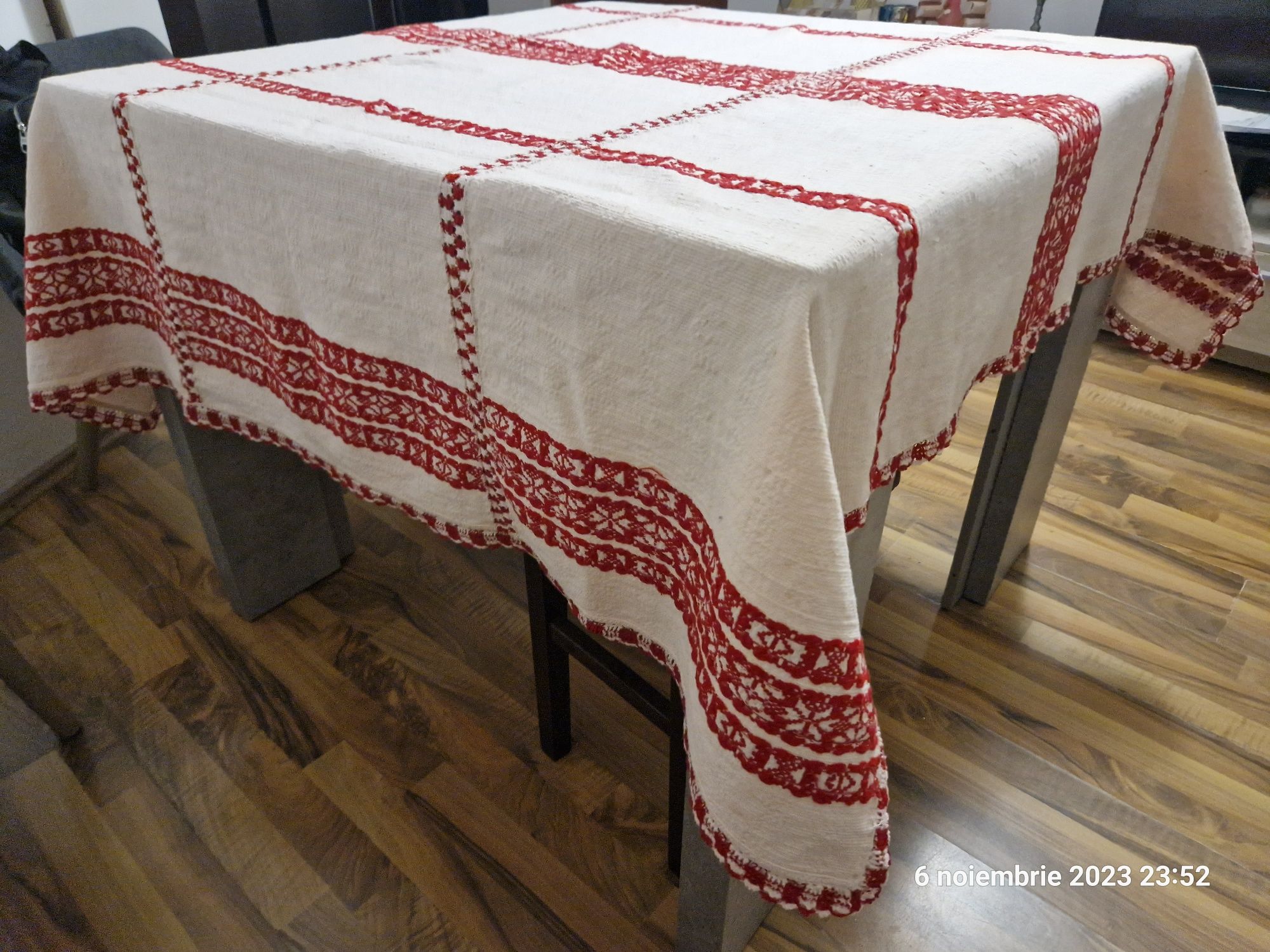 Fata de masa traditionala țesuta la razboi