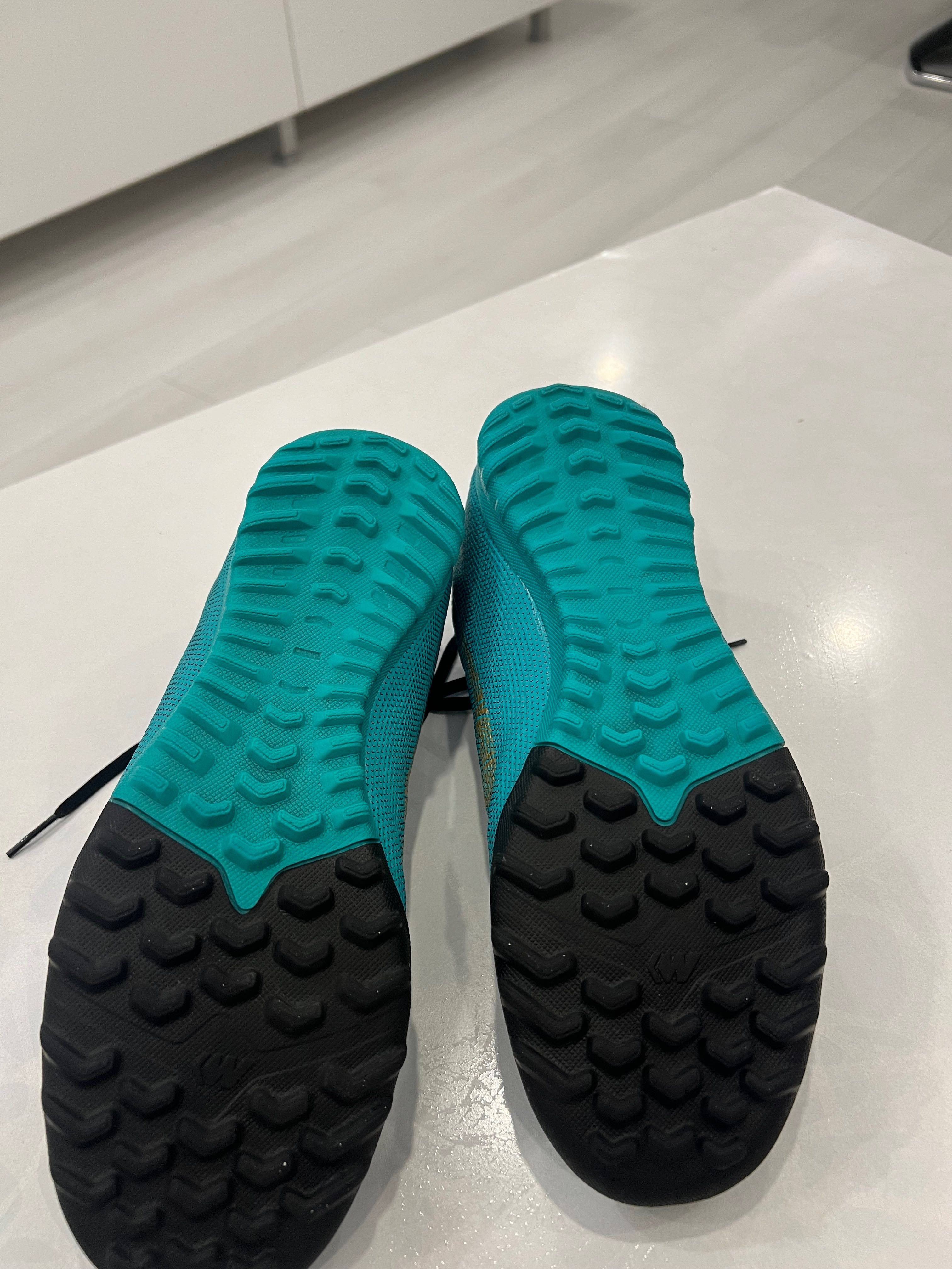 Футболни обувки - стоножки Nike Mercurial Superfly 6 Academy TF CR7
