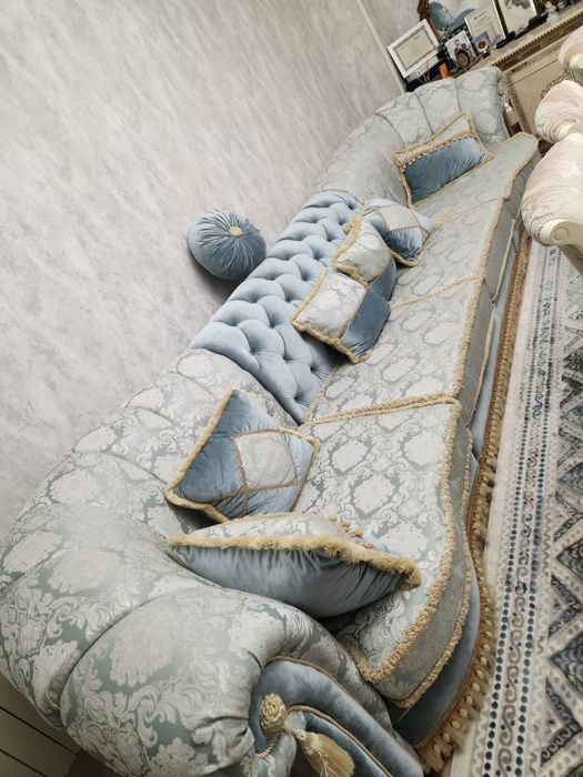 Большой диван, голубого оттенка, с подушками