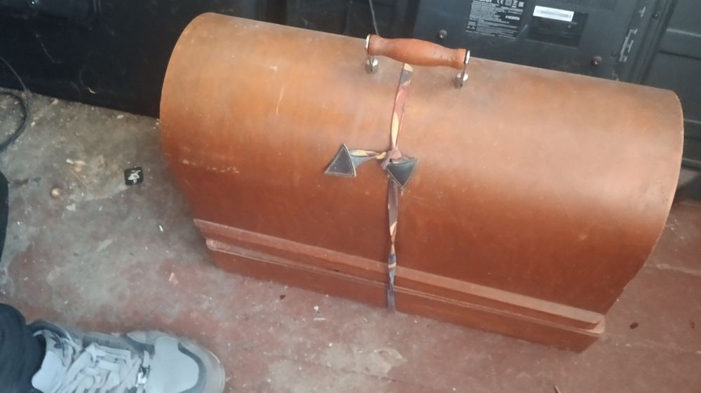 Продам старую но хорошую швейную машинку