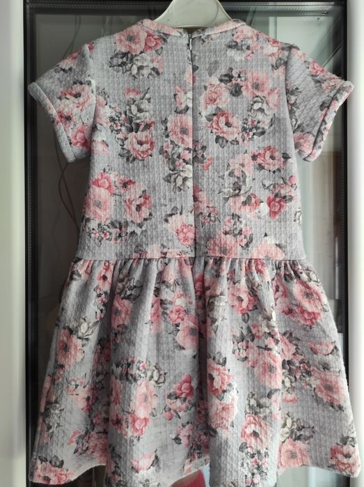 Платья на девочку в отличном состоянии.