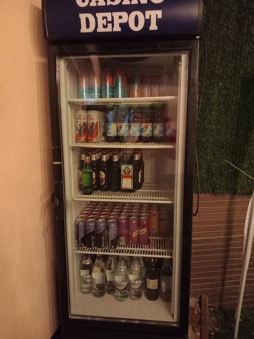 Închiriez scaune chiavari  ,mese rotunde umbrele evenimente