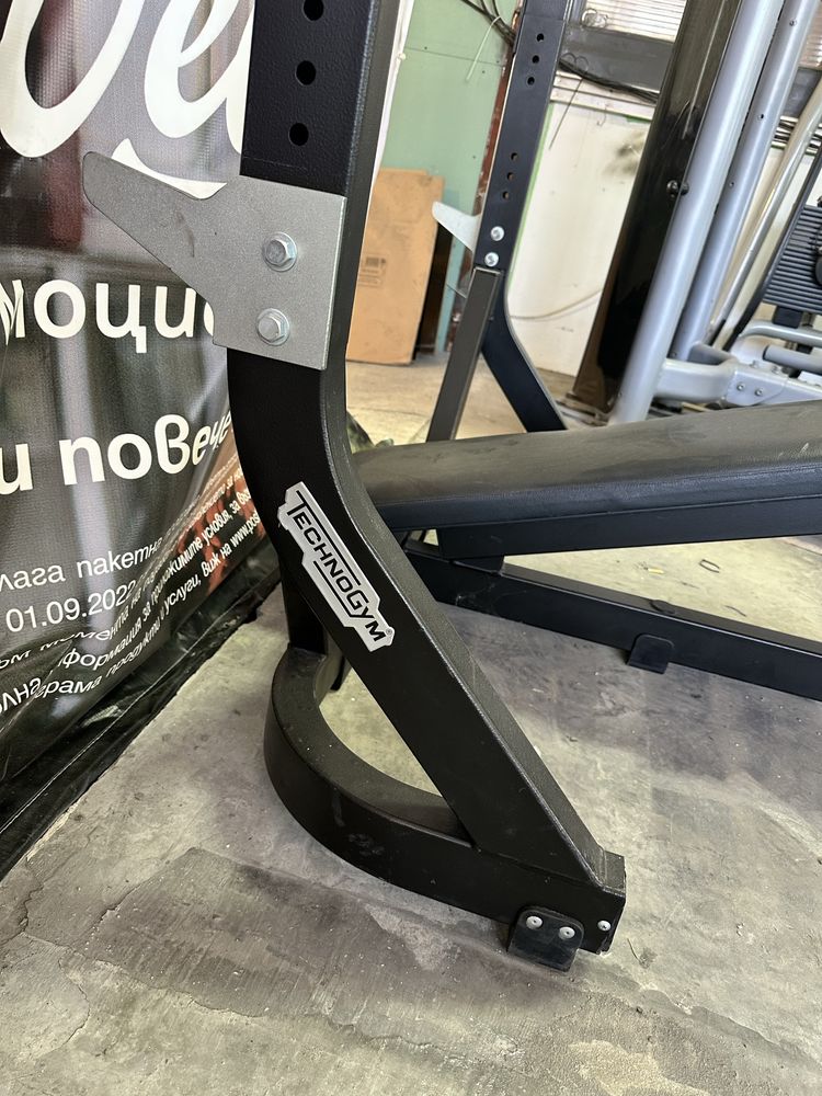 Technogym pure strenght - лежанка с обратен наклон