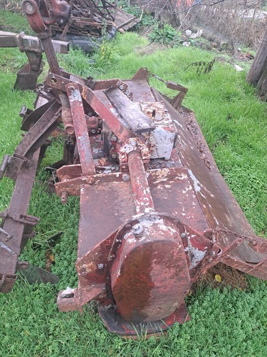 Продавам трактор с инвентар