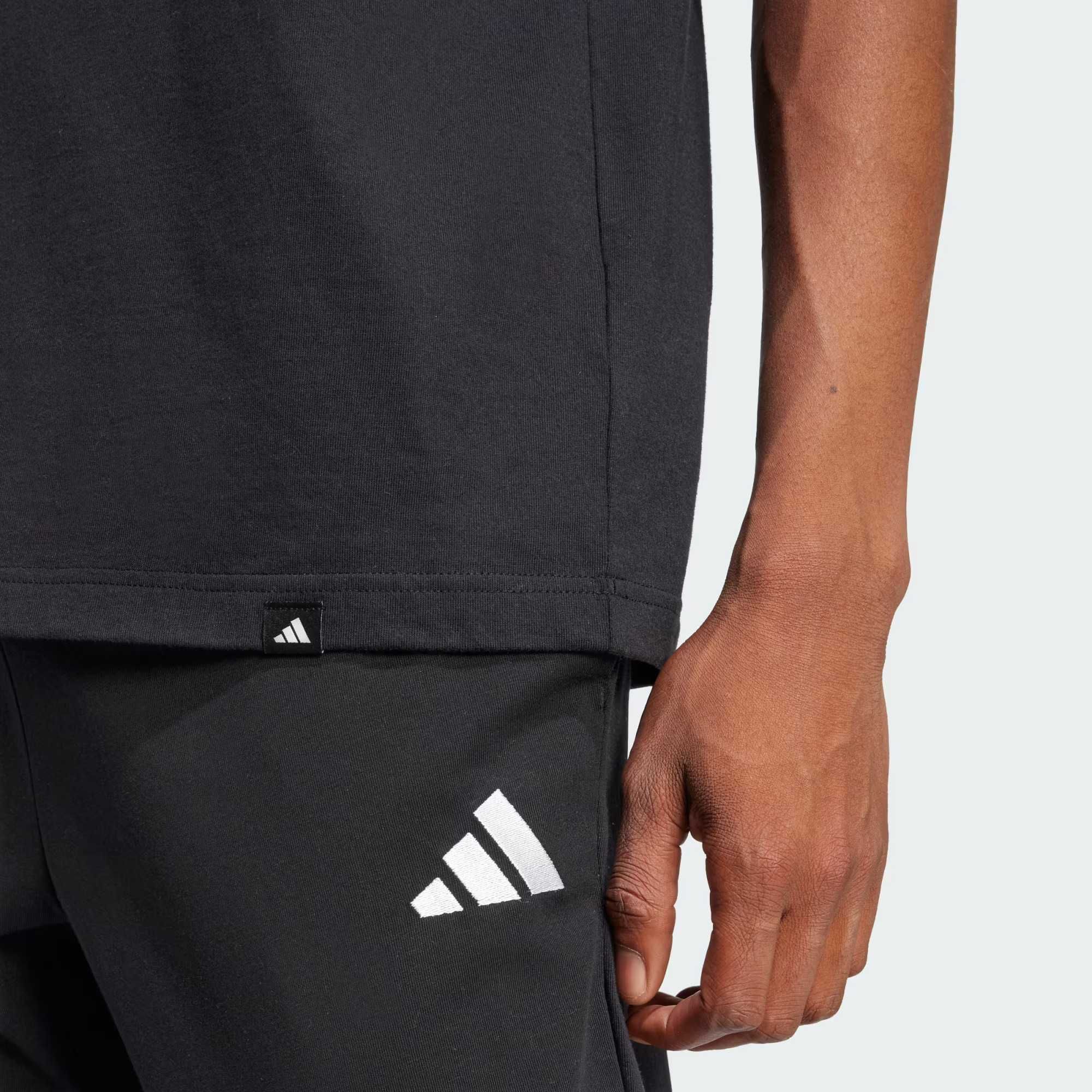 Новая оригинальная Unisex футболка Adidas. Размер: M