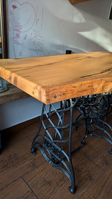 Masă din Stejar Masiv cu Picioare de Fontă Vesta – Piesă Unicat,