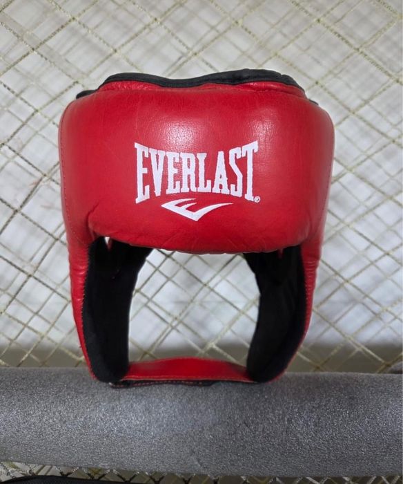 Боксерские перчатки и шлем