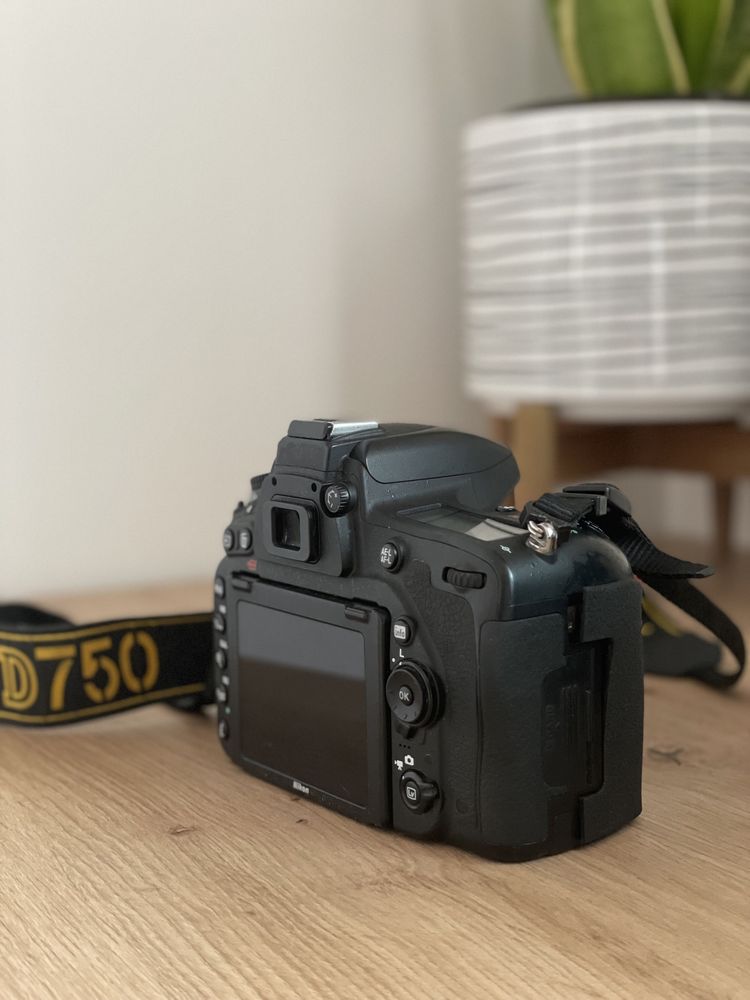 Vand Nikon DSLR - D750