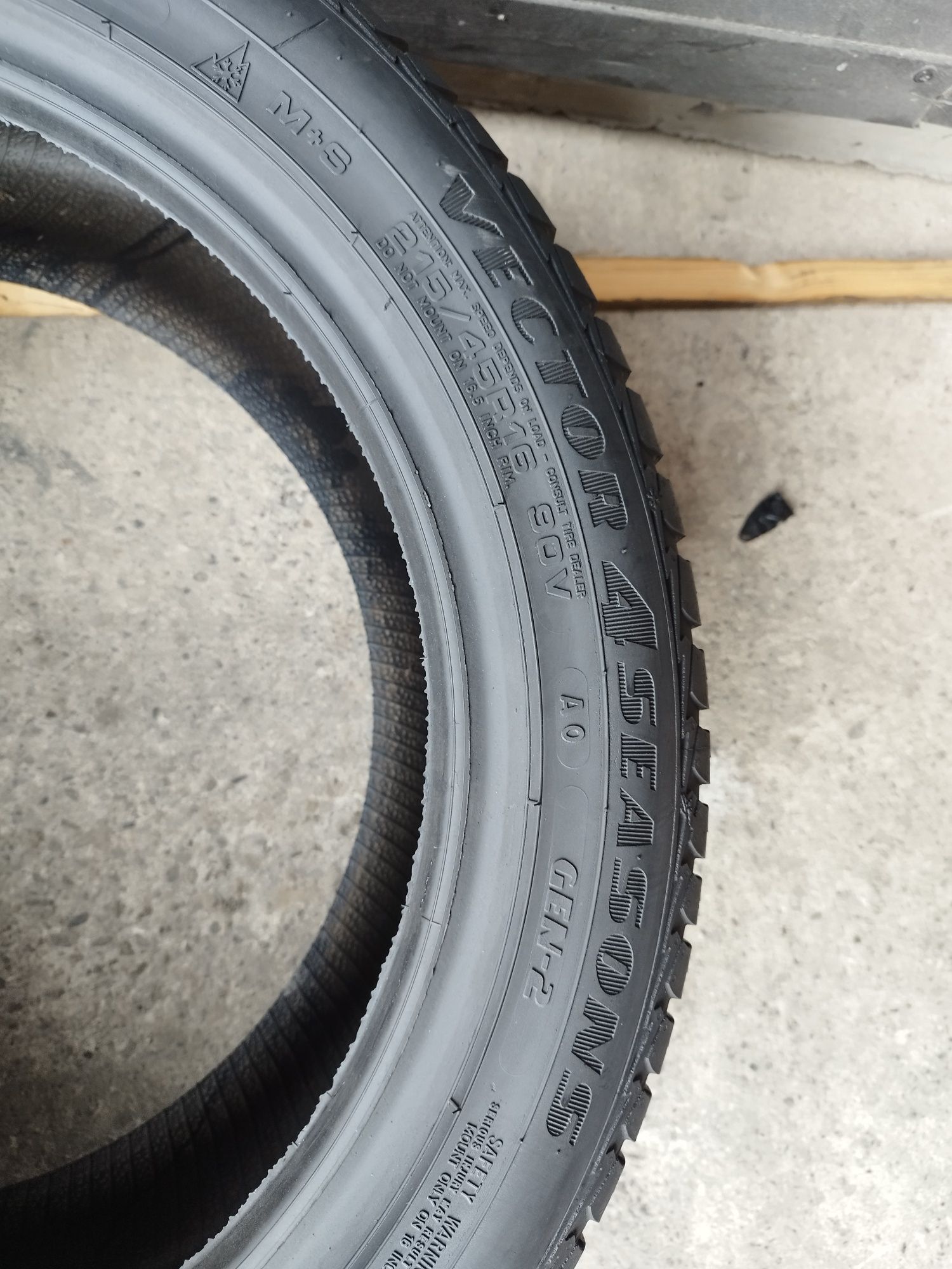 4 anvelope M+S ca noi Goodyear Vector4 seasons 215/45/16