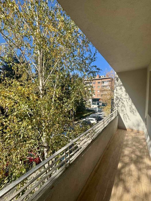 Тристаен апартамент в идеален център -над заведение VIP