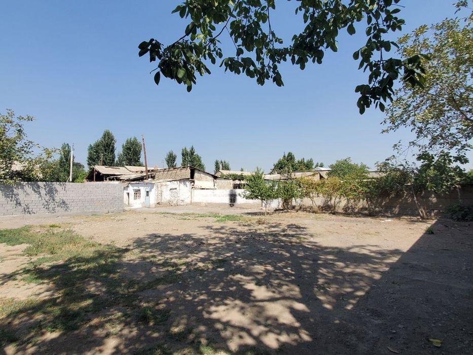 Hovli uy sotiladi