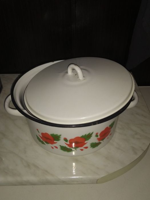 Продам эмалированную кастрюлю времён СССР