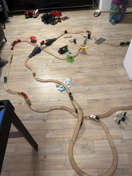 Set sina de lemn + trenuri .!!