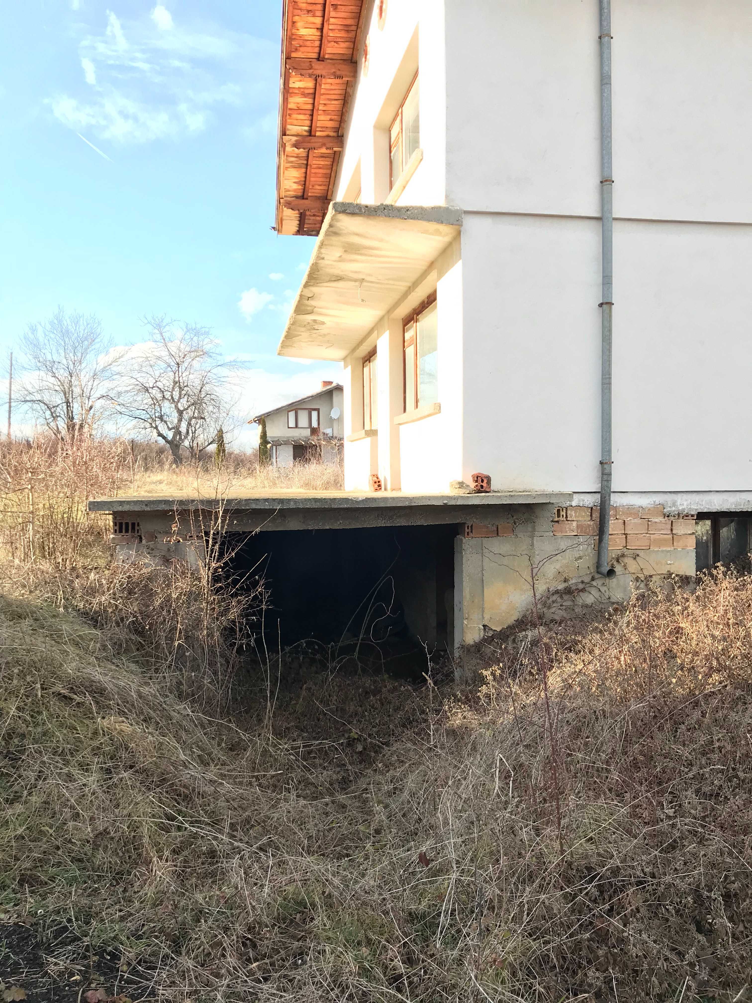 Продава масивна къща до Годеч