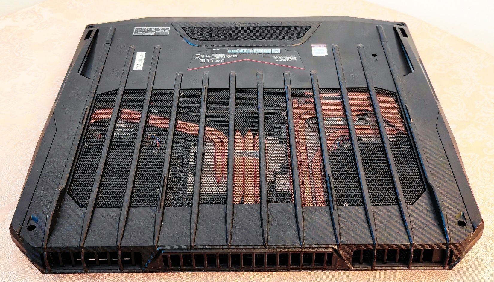 MSI TITAN GT76 Гейминг лаптоп 32GB RAM I7 9750  2070