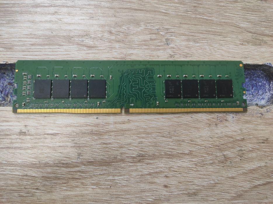 Crucial 8GB DDR4 - 2400