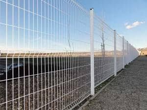 Construim garduri din plasă bordurata