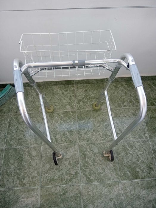 Vand cadru de mers cu două roți