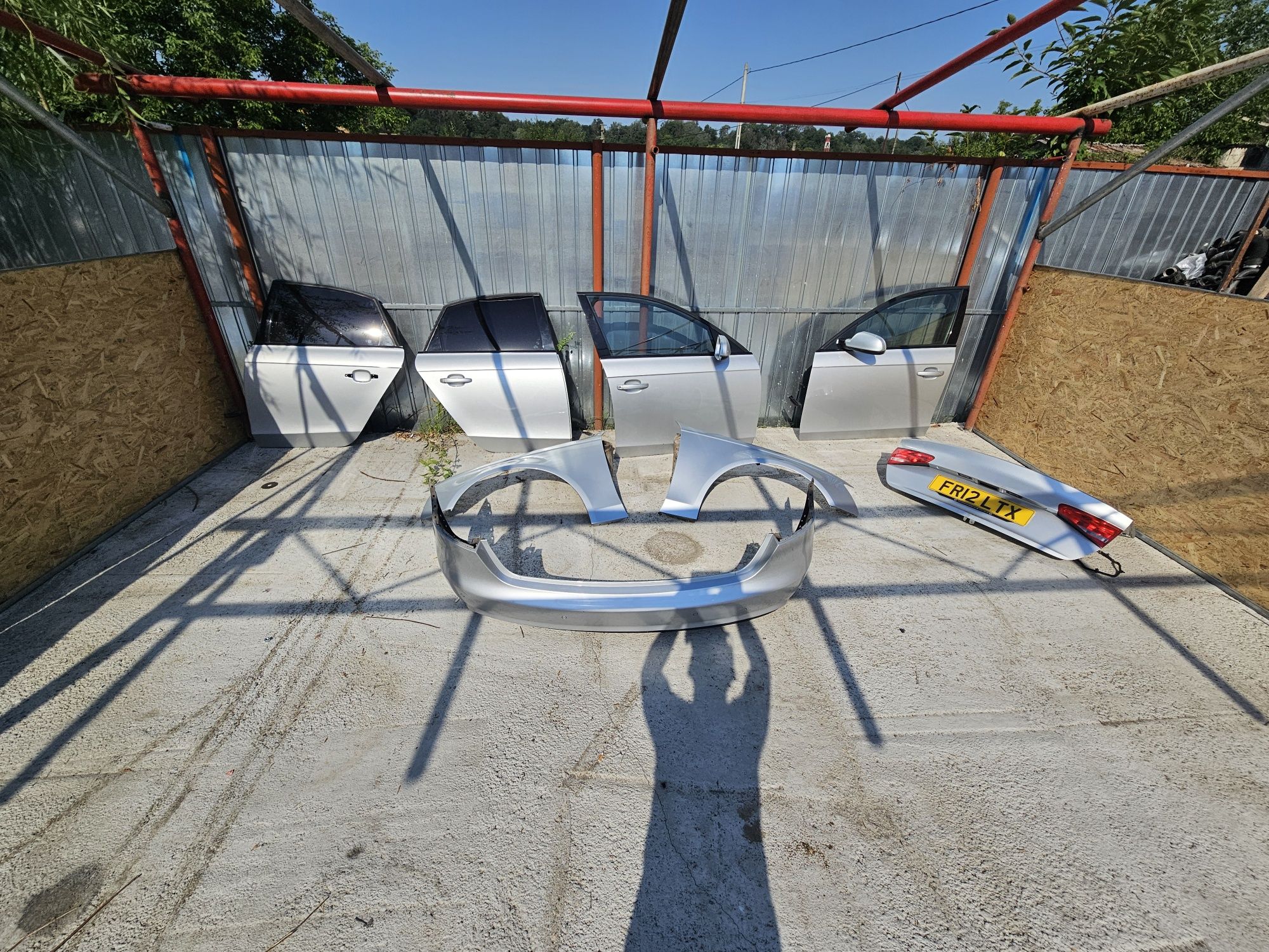 Aripa audi a4 b8,5 argintiu si alb